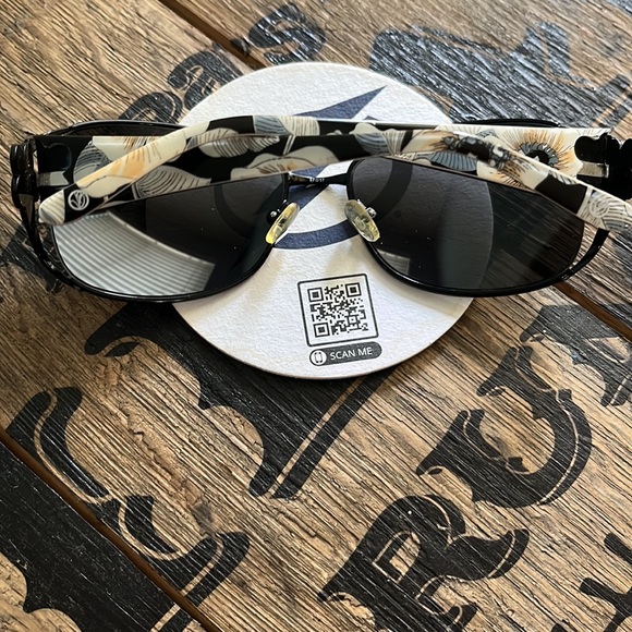 Vera Bradley sunglasses 🕶️ - Picture 8 of 11